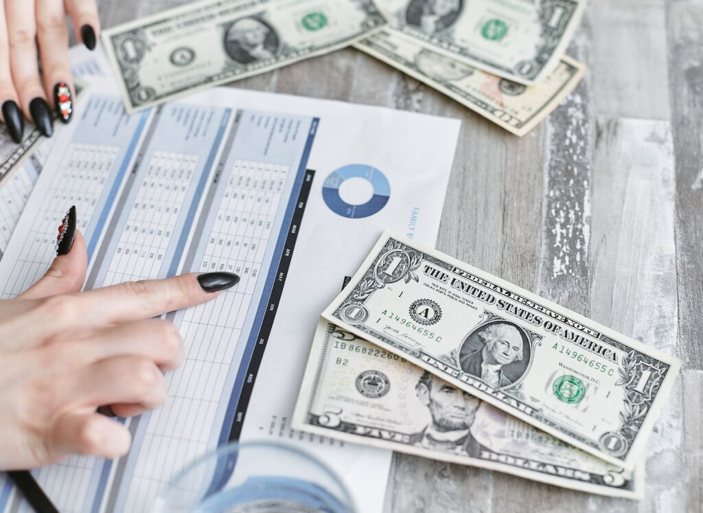 Monthly expense breakdown chart for people living paycheck to paycheck